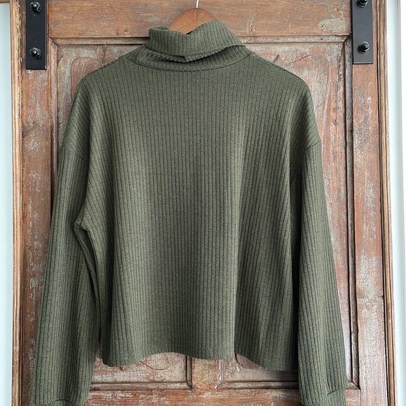 SHEIN Green Ribbed Turtle Neck Cropped Top Size L - Picture 2 of 9